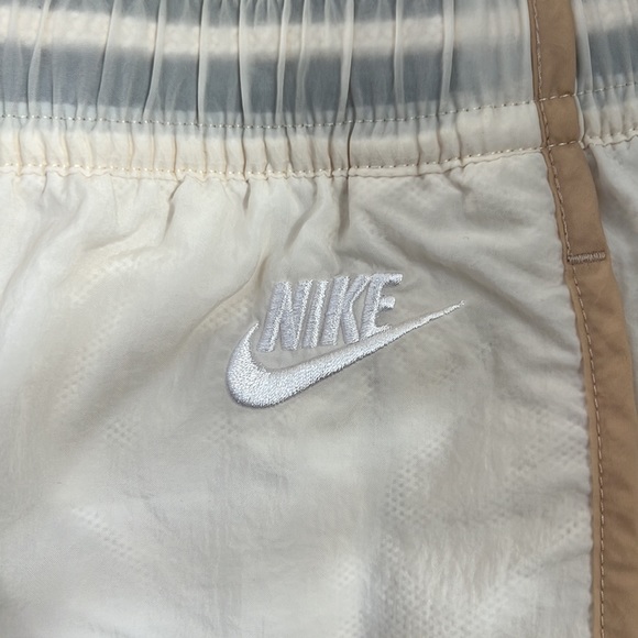 Nike shorts in off white cream - Picture 2 of 4